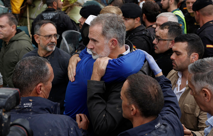 Insultan y lanzan barro a reyes de España durante su visita a las ciudades inundadas