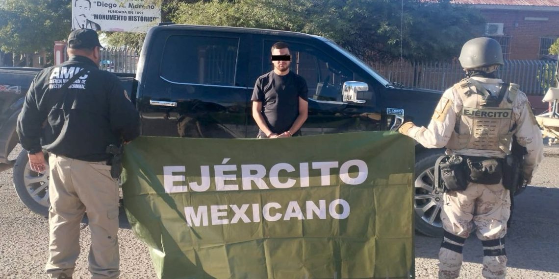 Aseguran a delincuente con armas, droga y vehículos