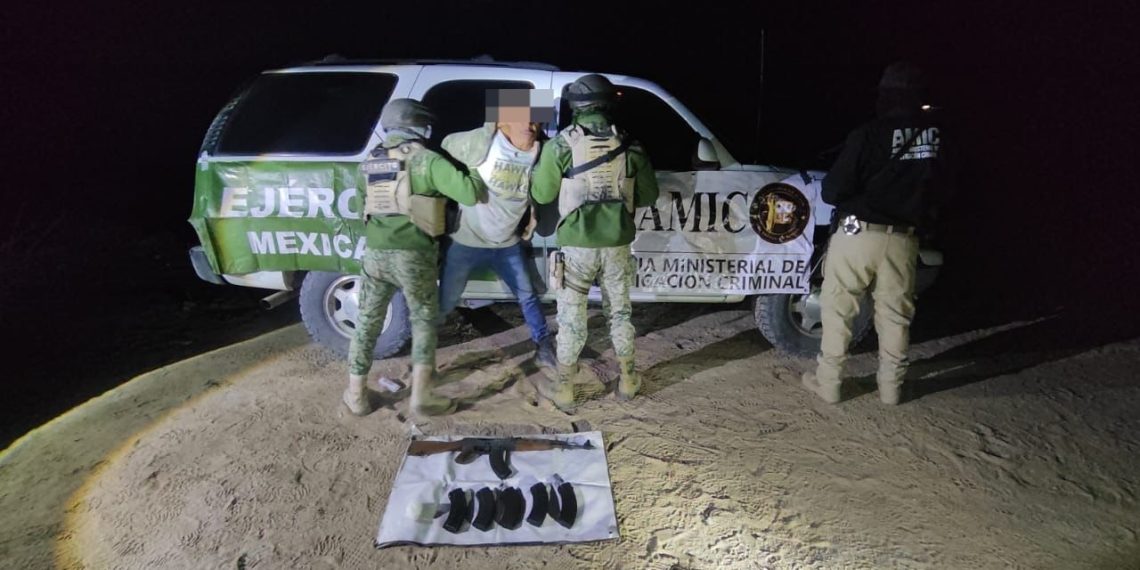 Operativo conjunto AMIC y DEFENSA detiene a sujeto armado y asegura droga en Sonoyta