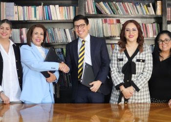 Mujeres empresarias y la CEDH Sonora firman convenio.