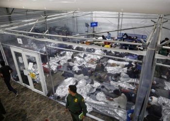 Instalaciones fronterizas de EU para niños migrantes mejoran, pero no lo suficiente