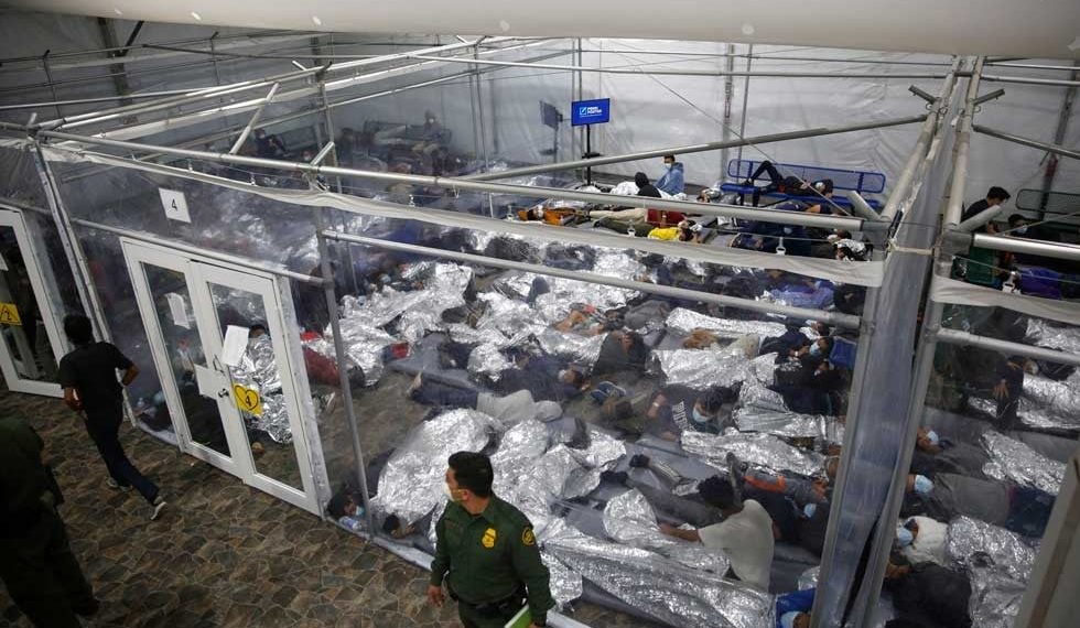 Instalaciones fronterizas de EU para niños migrantes mejoran, pero no lo suficiente