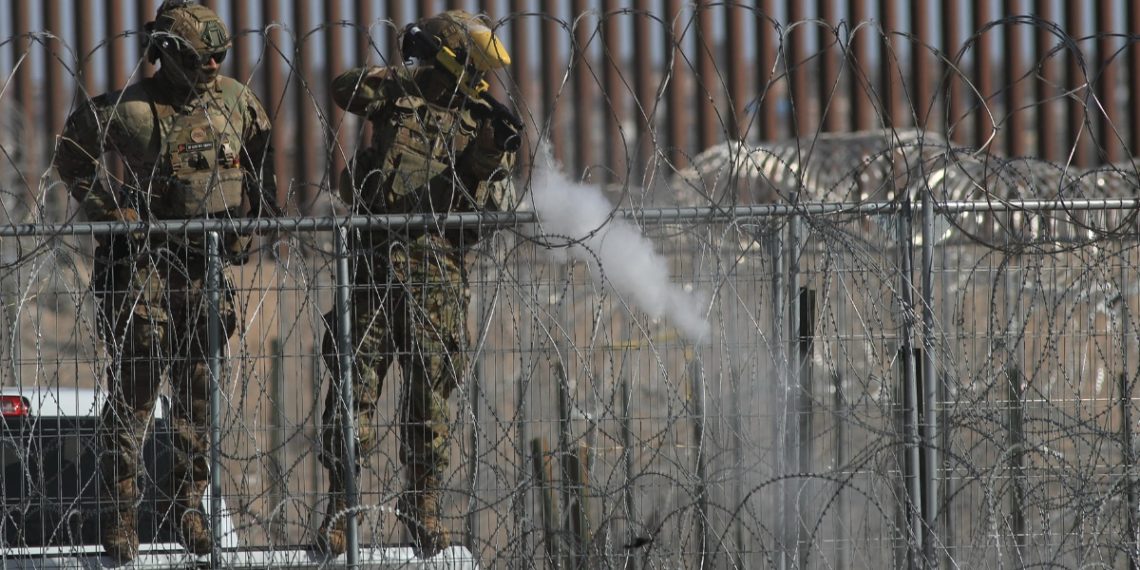 Militares de EU disparan gas pimienta a migrantes en Río Bravo