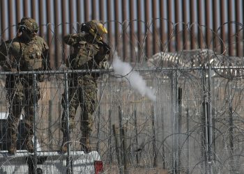 Militares de EU disparan gas pimienta a migrantes en Río Bravo