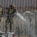 Militares de EU disparan gas pimienta a migrantes en Río Bravo