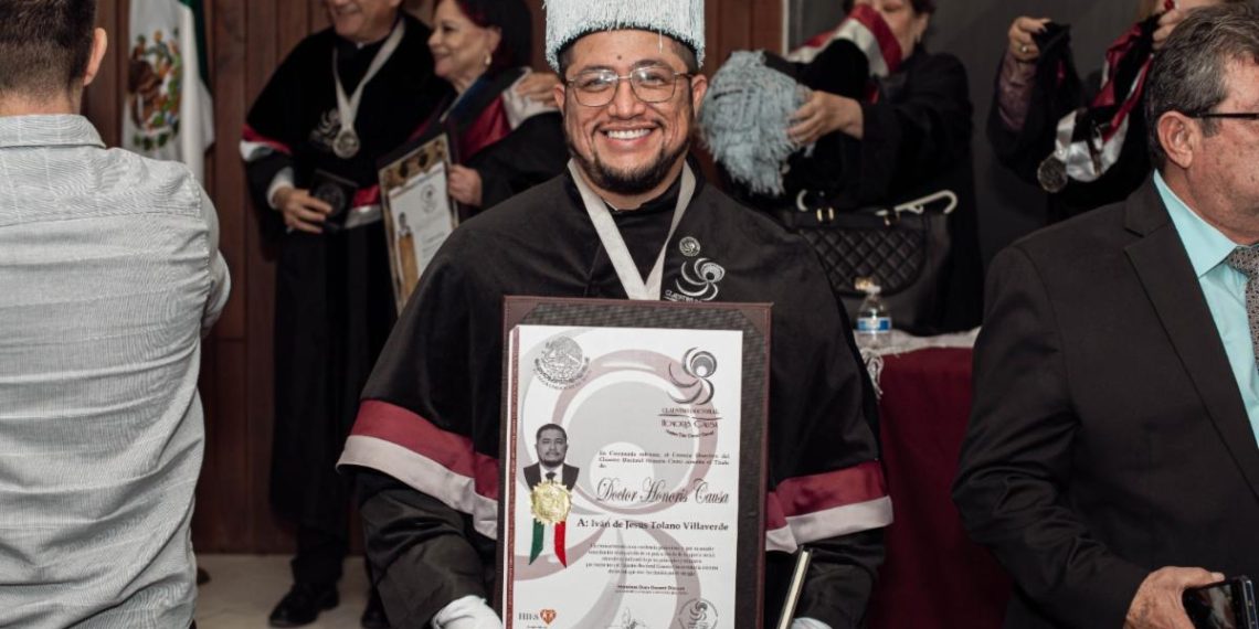 Recibe docente de la UES doctorado honoris causa por sus méritos académicos