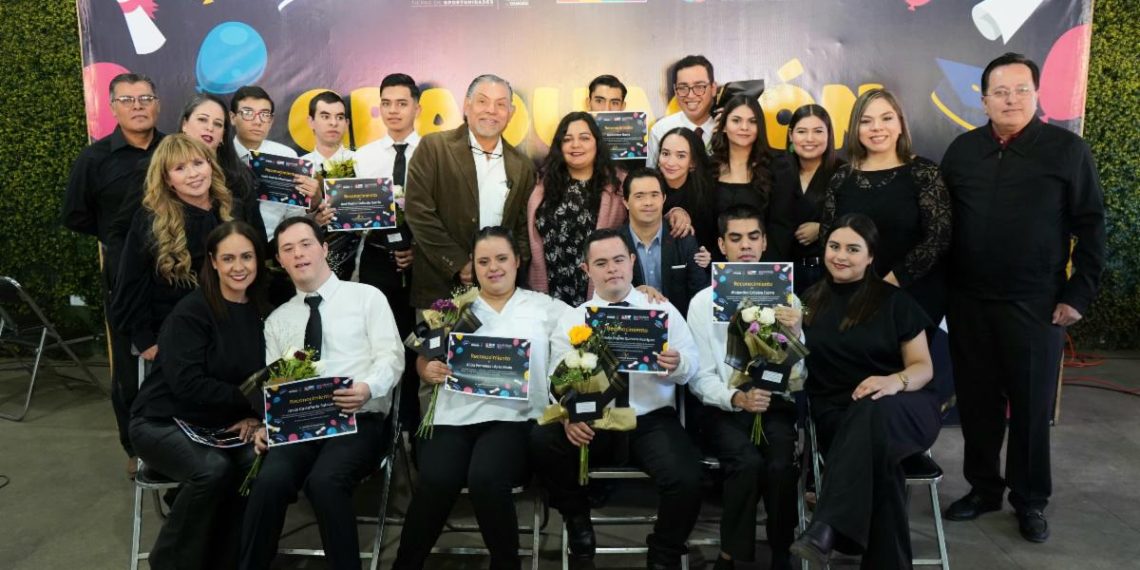 Jóvenes del centro “Manos a la Vida” celebran su graduación e ingresan al ámbito laboral