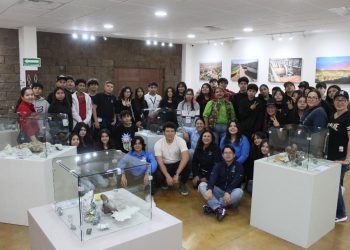 Aprenden y disfrutan sobre minerales estudiantes de secundaria