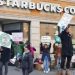 Huelga de Starbucks se expande y cierra casi 60 de sus tiendas en EU