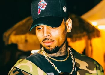Chris Brown demanda a Warner por difamación