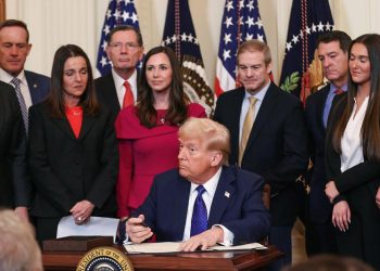 Trump firma decreto para prohibir la enseñanza de teorías de raza y género en las escuelas