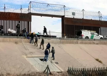 EU refuerza con alambre de púas frontera con México