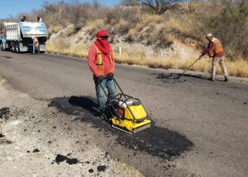 Gobierno de Sonora trabaja en acciones de bacheo y conservación en carreteras del estado