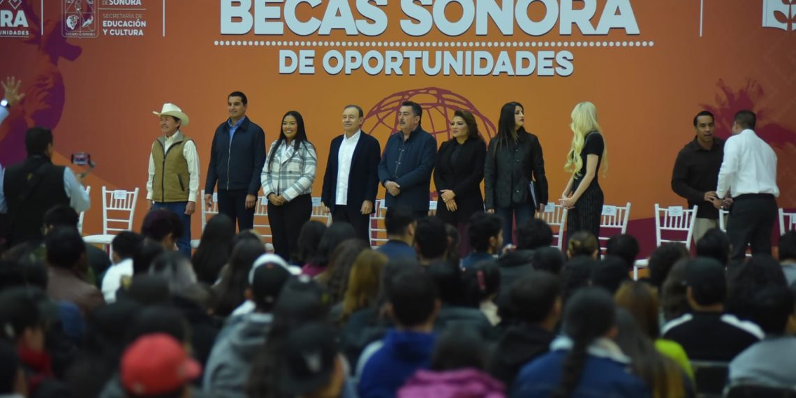 Alcalde Javier Lamarque y Gobernador Alfonso Durazo hacen entrega de becas