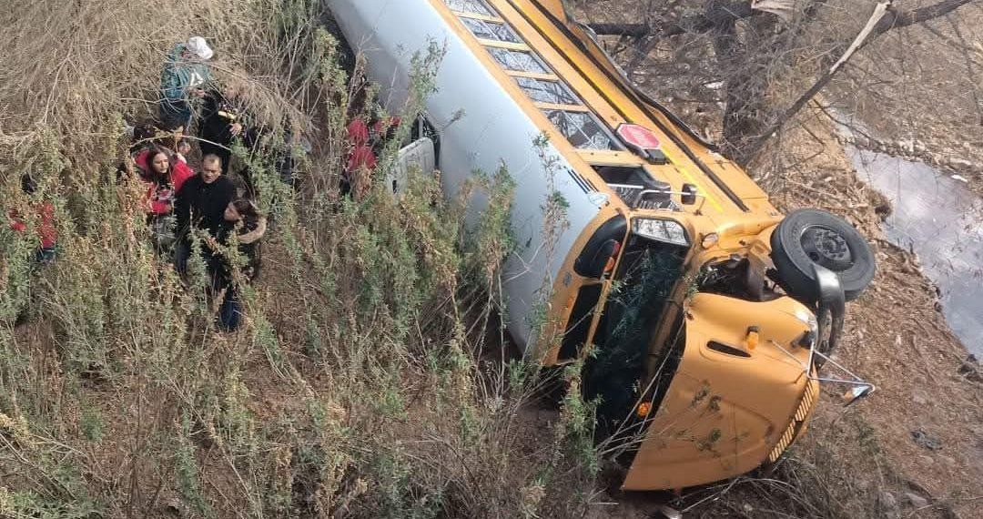 Cae de puente autobús de personal, hay 25 lesionados