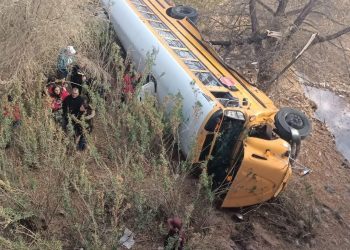 Cae de puente autobús de personal, hay 25 lesionados
