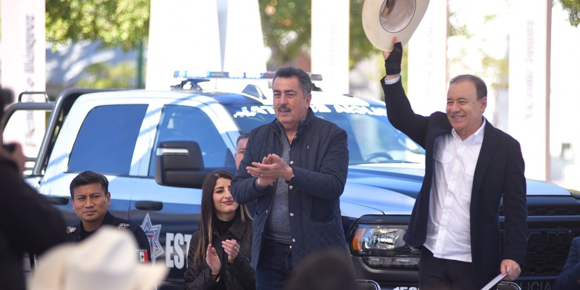 Alcalde de Cajeme acompaña a Gobernador Durazo en entrega de patrullas