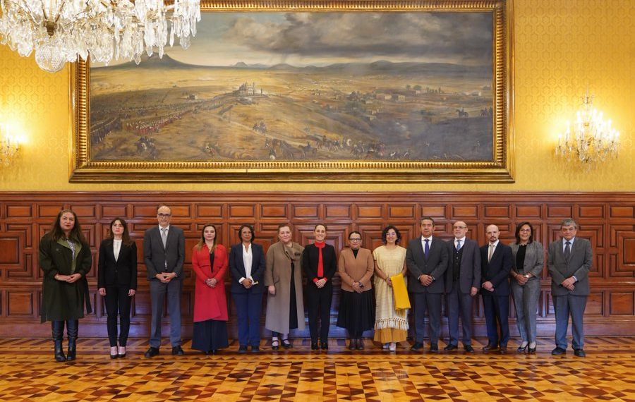 Sheinbaum se reúne con los consejeros del INE en Palacio Nacional