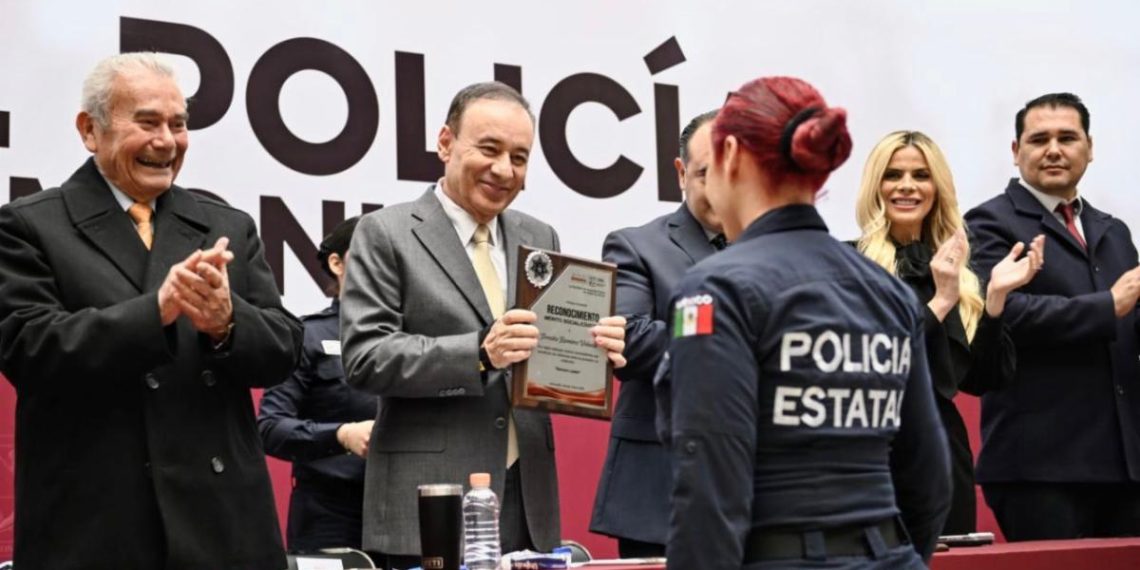 Gobernador Durazo crea Policía Estatal mejor capacitada; reconoce a elementos por 30 años de servicio