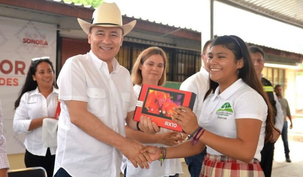 Gobernador Durazo entrega 50 mil tabletas electrónicas a estudiantes y docentes de secundaria
