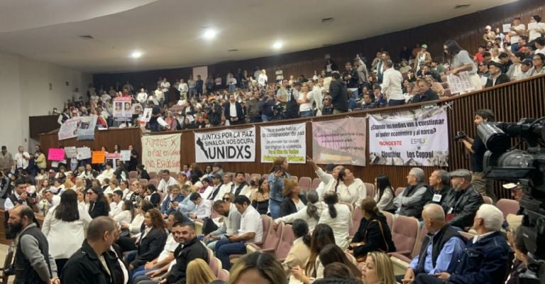 Ciudadanos irrumpen en el Congreso de Sinaloa en protesta contra Rocha Moya