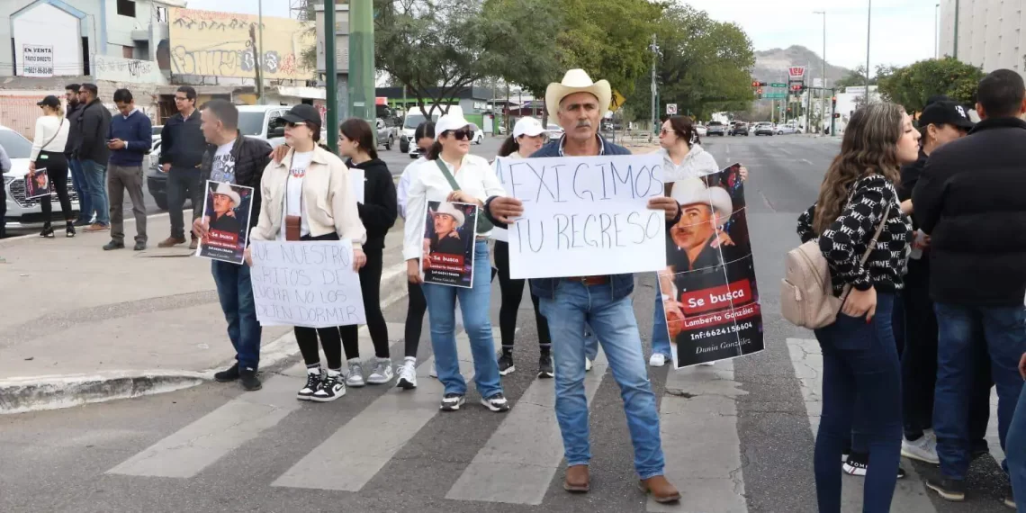 Bloquean calles por desaparición de Lamberto Quijada