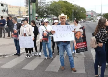 Bloquean calles por desaparición de Lamberto Quijada