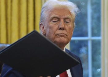 Trump dice que aranceles a Canadá y México entrarán en vigor el sábado