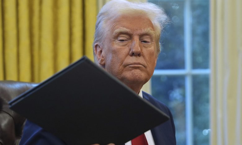 Trump dice que aranceles a Canadá y México entrarán en vigor el sábado