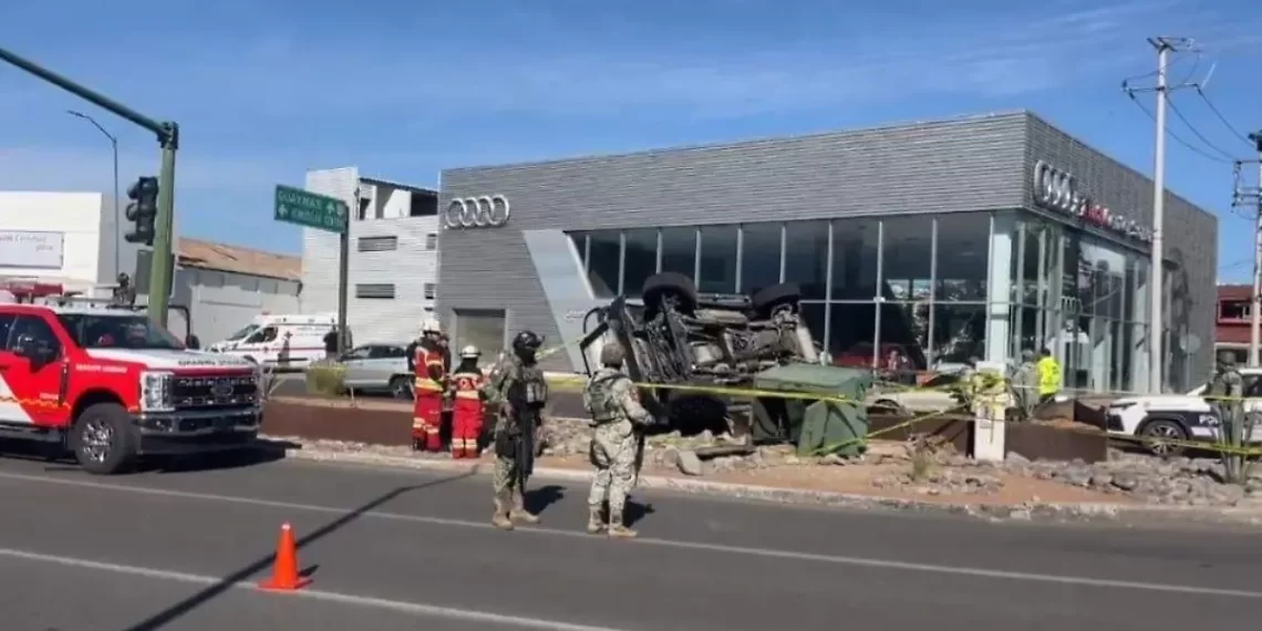 Se vuelca vehículo del Ejército Mexicano sobre el bulevar Kino