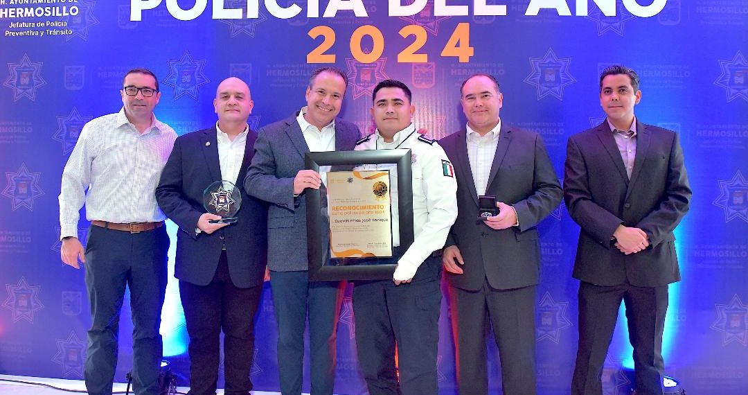 Entrega Toño Astiazarán reconocimiento a Policía del Año 2024