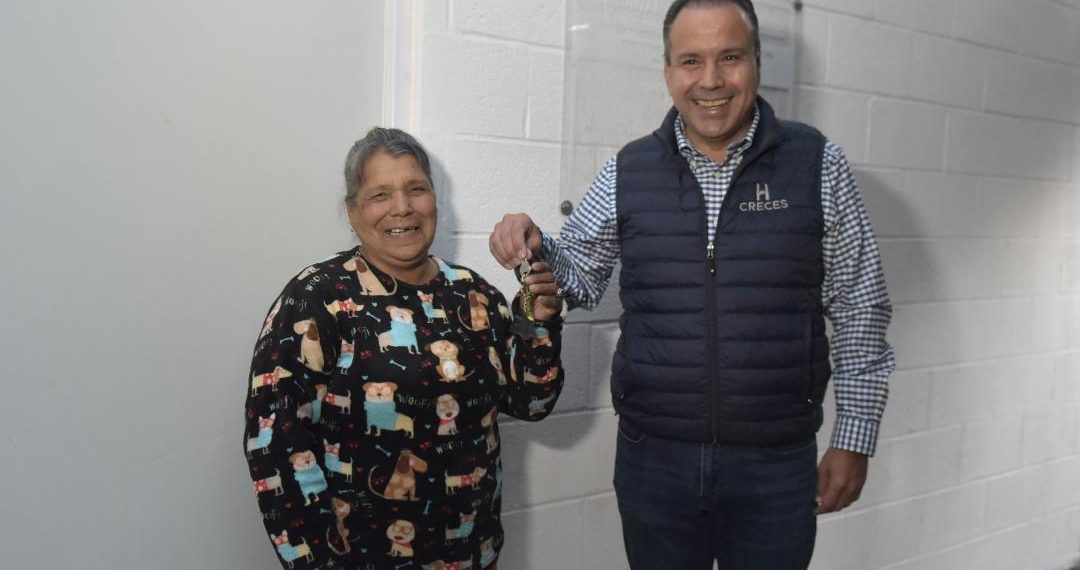 Apoya Toño Astiazarán a familias de la Adolfo López Mateos con cuarto en vivienda y tinacos