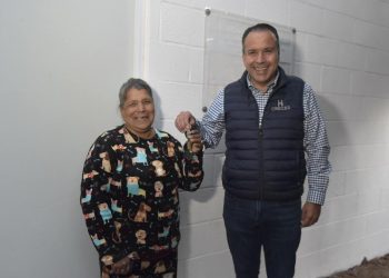 Apoya Toño Astiazarán a familias de la Adolfo López Mateos con cuarto en vivienda y tinacos