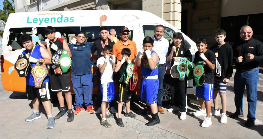 Cumple Toño Astiazarán con vehículo para traslado de deportistas hermosillenses
