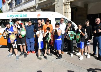 Cumple Toño Astiazarán con vehículo para traslado de deportistas hermosillenses