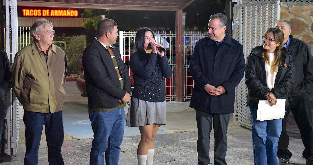 Entrega Toño Astiazarán corredor Camina Segura en Secundaria #1 “Prevo”