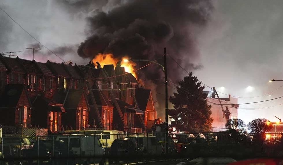 Avión con 6 pasajeros mexicanos se estrella en Filadelfia, y su explosión incendia casas