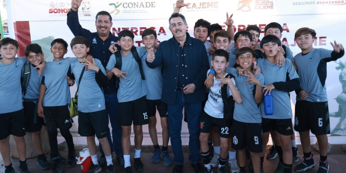 Entrega Javier Lamarque uniformes a más de 800 atletas de Cajeme para los Juegos Nacionales CONADE 2025