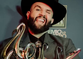 Carín León celebra 5 galardones de Premio Lo Nuestro