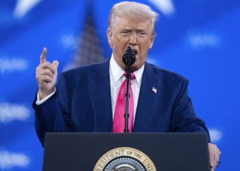 Trump asegura no estar contento con México ni con Canadá