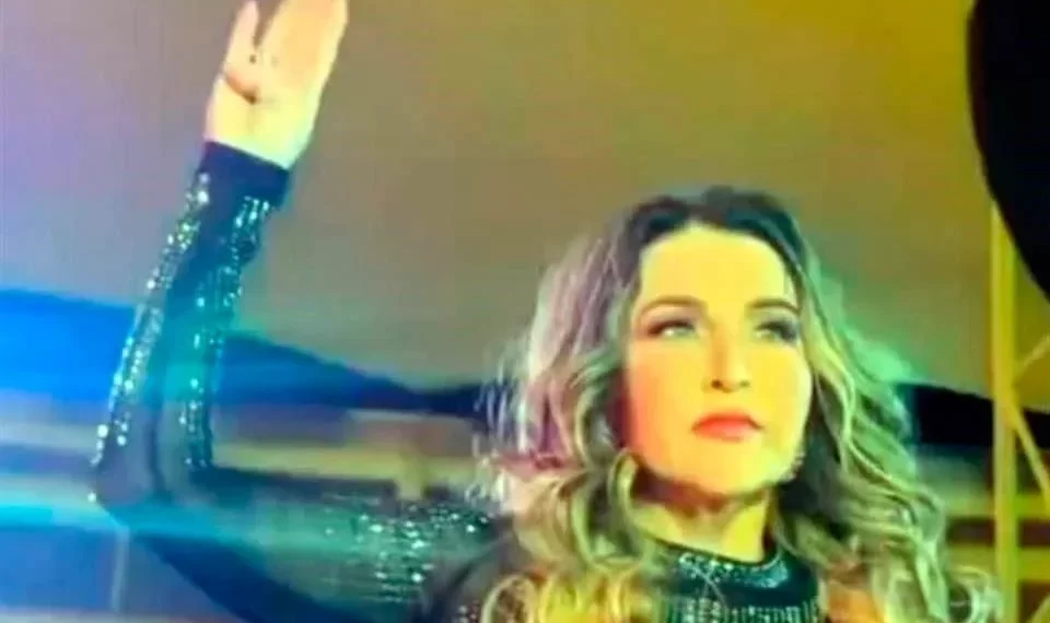 Lanza Alicia Villarreal señal de auxilio en concierto