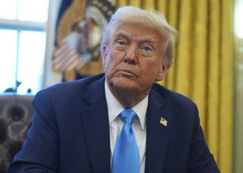 Trump firma decretos que imponen aranceles al acero y aluminio