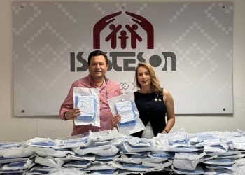 Dona diputada Marcela “Maval” Valenzuela batas quirúrgicas a Isssteson