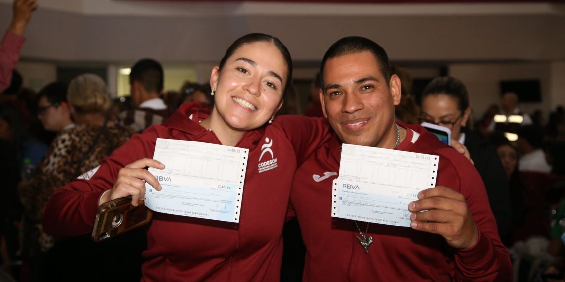 Agradecen atletas y estudiantes sonorenses a Gobernador Durazo por estímulos económicos para continuar su formación