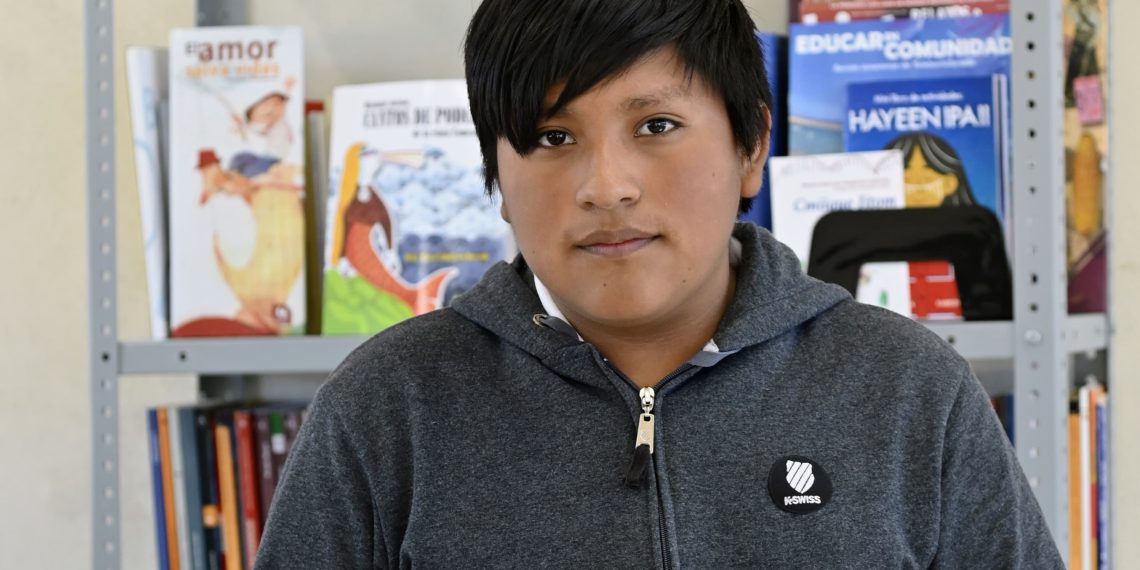 Estudiantes de Desemboque agradecen a Gobernador Durazo donativo de libros para continuar su educación