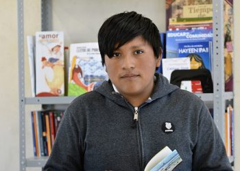 Estudiantes de Desemboque agradecen a Gobernador Durazo donativo de libros para continuar su educación