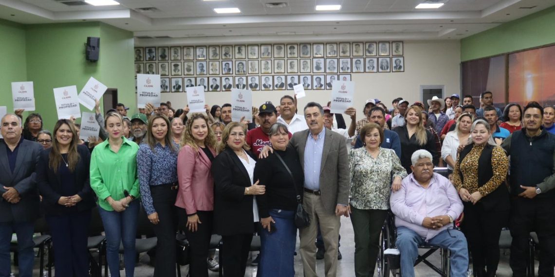 Javier Lamarque entrega 150 escrituras en colonias del sur y norte de Cajeme