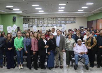Javier Lamarque entrega 150 escrituras en colonias del sur y norte de Cajeme