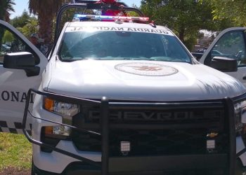 Guardia Nacional inspeccionan vehículos en el cruce de Nogales a EU