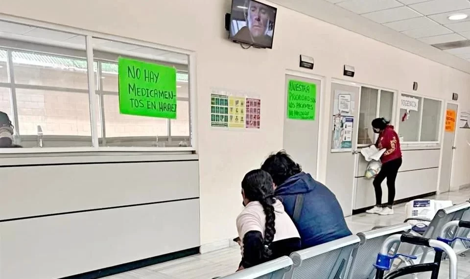 Agonizan hospitales… les hace falta todo